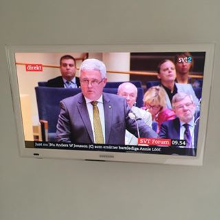 Onsdagsnöje för politikintresserad. Partiledardebatt i riksdagen där Anders W Jonsson (C) pressar…