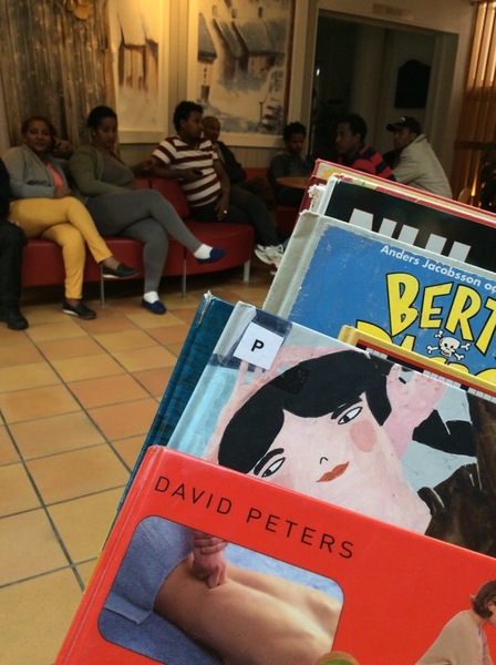 Dagarna i Lövånger blir långa och tråkiga då man varken kan jobba eller plugga. Biblioteket är platsen där många samlas.