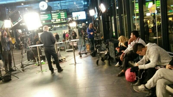 Förberedelserna är igång inför kvällens direktsändning från Malmö centralstation. Om drygt två timmar startar den.
