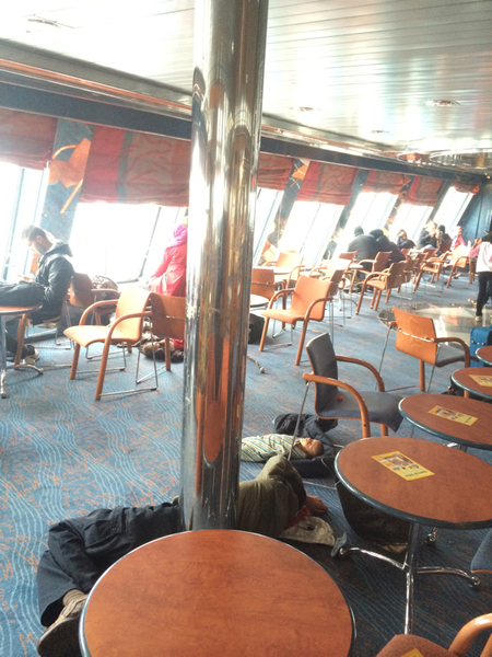Jag befinner mig på en färja mellan Travemünde i Tyskland och Trelleborg. Ombord finns ett 50-tal människor på flykt.