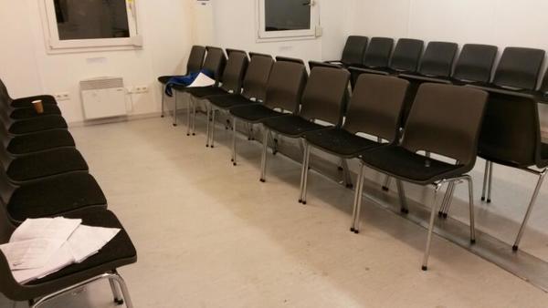 Det är tomt i den tillfälliga "vänthallen", som kommunen har byggt nära stationen i Malmö. De som varit här tidigare idag har åkt till ett transitboende eller tagit tåg till Norge, Finland eller Tyskland.