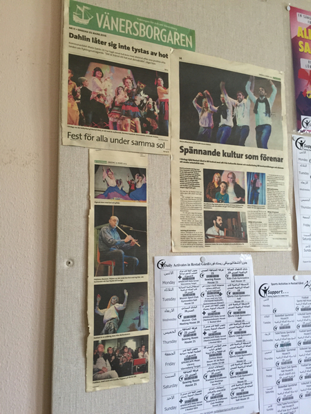 Supportgruppens wall of fame skulle man kunna kalla det här. Här är tidningsurklipp om deras föreställning och på bilden syns även ett schema över alls aktiviteter man kan göra här - och det är många.