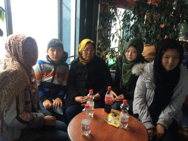Familjen Akbari består av mamma Sara, döttrarna Mahsa, Halima och Salima, och sonen Ali.
De är afghaner som bott i Iran i fem år. När de inte kunde få några som helst dokument för att kunna ett normalt liv valde de att åka till Turkiet. Där jobbade alla som skräddare och städare för att tjäna pengar.
Jag frågar varför de lämnade Turkiet.
- Jag vill att mina barn ska kunna utbilda sig, säger mamma Sara.