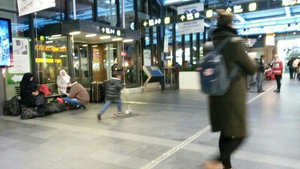 Jag lämnar Malmö C där bänkarna är fulla med flyktingar, som väntar på att fortsätta sin resa senare i kväll.