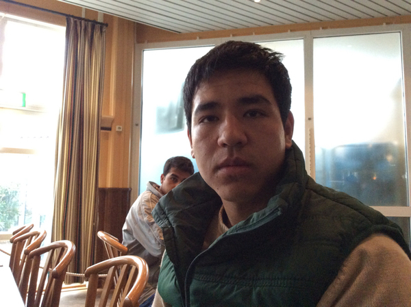16-årige Ali Reza har bott på Migrationsverket i sex dagar. Han säger själv att han är 16 men visar upp ett papper som säger annat.
- De säger att jag är 18. Jag är ensam, jag vet inte vad jag ska göra, säger han.