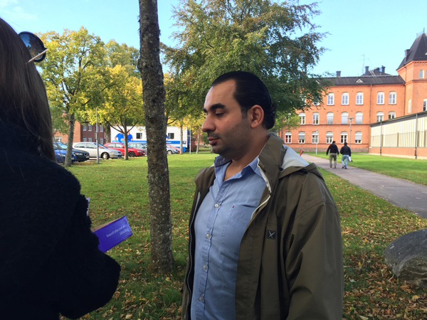 Mycket sköts av volontärer på Restad gård. Adan Abdui Ghani är en av eldsjälarna som dragit igång samverkansgruppen mellan flyktingarna, Migrationsverket, företaget som driver boendet, skolor och Röda korset. Han kom hit för 14 månader sedan och har själv bott på Restad gård. Nu bor han med sin familj i en lägenhet i Vänersborg.
Före kriget jobbade han som projektledare och dataingenjör. Hans projektledaregenskaper syns tydligt när han visar alla projekt han dragit igång på flyktingboendet.
- innan samverkansgruppen fanns det ingenting att göra här. Inga svenskar var här ute. Men nu är det många, som hjälper till och utbildar i svenska.