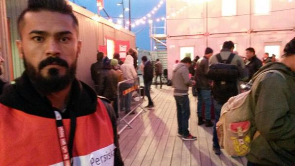 Ali Jafari har själv kommit från Afghanistan för fyra år sedan. Nu arbetar han ideellt för Röda korset i Malmö.
- Jag berättar för dem att de måste registrera sig, säger Ali och delar ut simkort till några unga killar från Afghanistan.