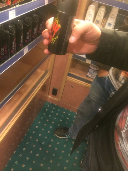 I butiken på färjan stöter jag ihop med två killar. Vi börjar prata om deras flyktväg och jag föreslår att vi ska gå och sätta oss. De ber mig vänta tills de köpt en sprejdeodorant.
- Vi vet hur vi luktar och skäms. Vi vill inte skrämma bort folk när vi kommer fram.