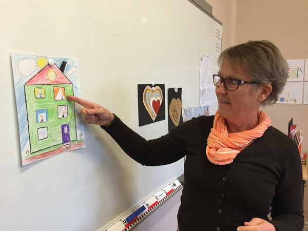 Läraren Elisabet Corneliusson berättar att barnen målat varsitt hus som de under hösten kommer att få skriva en berättelse om. Vilka som bor var och få möjlighet att använda ord son gardiner och fönster.