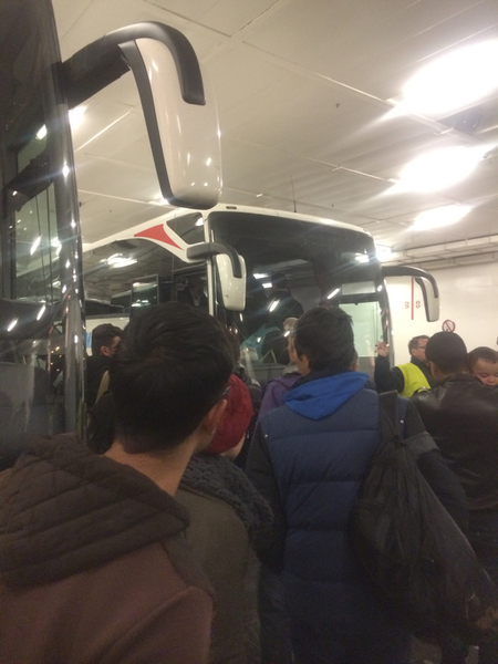 Kö till bussen.