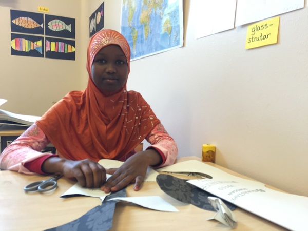 Khadra, 11, har kommit hit från Somalia med sin mamma och syster. Just nu limmar hon ihop hjärtan på bildlektionen, men hennes favoritlektion är svenska.