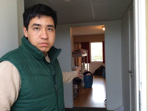 - Här sover vi bara utan att veta vad vi ska göra. Vi valde det här landet för rättvisa men det här är ingen rättvisa, berättar Ali Reza som kämpar för att bli trodd för sin ålder.