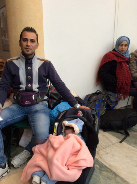 Ayman kom med sin fru Ruoaa och deras 4 månader gamla bebis till Malmö i morse. Nu väntar de på ett möte med ansökningsenheten.
