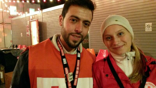 Weal Hmobarak kom till Sverige för åtta månader sedan och har sin familj kvar i Syrien.
- Jag håller kontakten med dem via internet men det fungerar inte alltid så bra. Internet i Syrien är inte så bra, säger Weal.
Han kom i kontakt med Röda korset för tre månader sedan då han jobbade på ett läger för krigsskadade barn i Osby i norra Skåne.