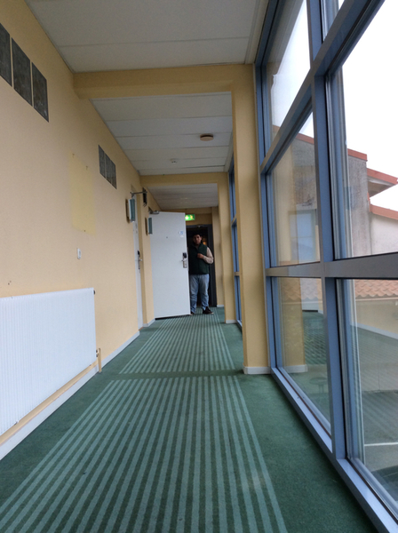 På ankomstboendet i Jägerso finns 450 sängar men ofta sover upp mot 600 personer här, berättar Fredrik som jobbar på boendet.