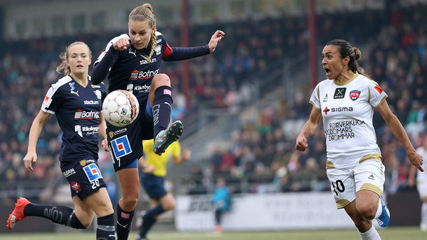 Linköpings Charlotte Rohlin slår undan boll framför Rosengårds Marta Vieira da Silva. Foto: Andreas Hillergren / TT