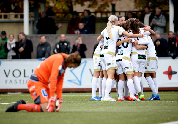 Rosengårds Natasha Andonova kramas om efter 5-0 målet. Foto: Andreas Hillergren / TT /