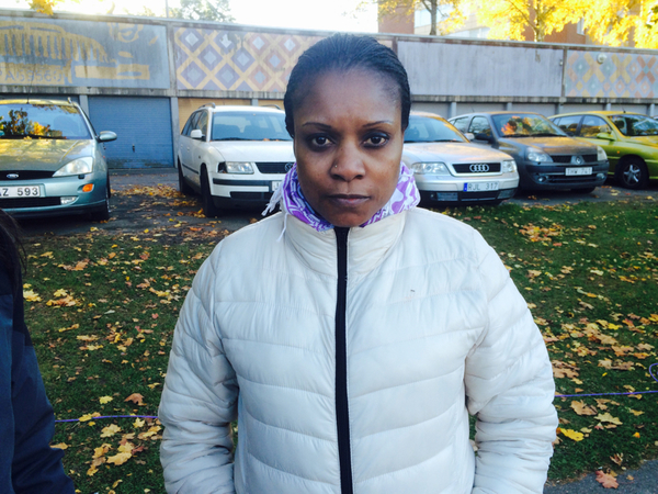 Jenny Jallow har länge bott här i Kronogården, hon står en bit bort från skolan och tittar på högen med blommor som lagts där.
- grundproblemet är att man packar alla oss invandrare i ett område, det blir inget samspel och det gör att sådana här saker kan hända.
Hon berättar att det för några år sen var oroligt vid skolan, och att det då fanns polis på plats i området.
- Det var alltid två polisbilar här, hade det funnits det igår hade detta inte kunnat hända.