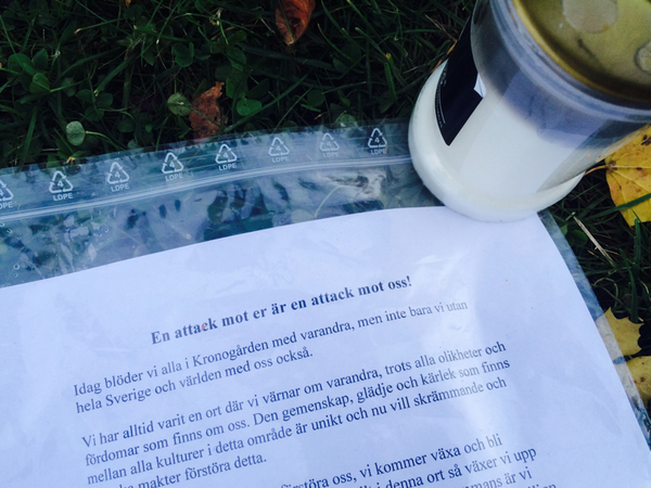 "En attack mot er är en attack mot oss", står det på en av lapparna som lagts utanför skolan.