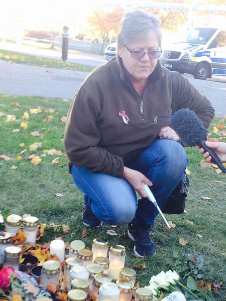 Vid skolan träffade jag Kerstin Svantesson. Hon tänder alla ljus som har slocknat för hon vill att de ska fortsätta brinna. Kerstin bor en bit bort, och är orolig efter det som hänt.
- Hatet stegras mer och mer, det måste fångas upp.