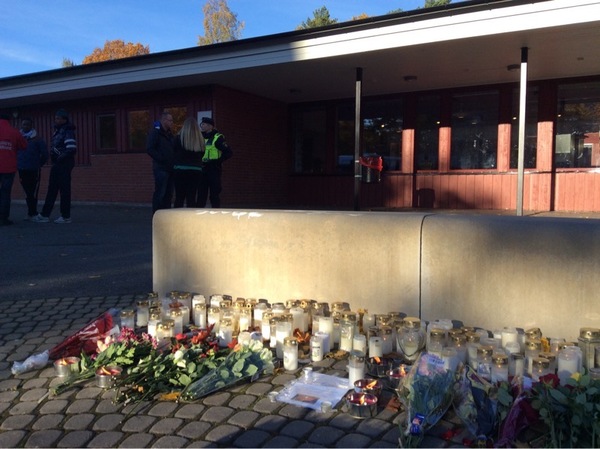 Utanför Kronans fritidsgård en bit bort har fler ljus tänts.