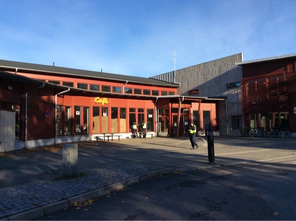Skolan är fortfarande avspärrad och den tekniska undersökningen pågår därinne.