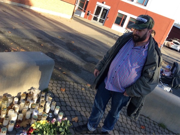 Morten Lund och hans barn står vid blommorna, han säger att det som hänt i hans hemstad är en kris för hela Sverige.
- Det är kaos i tankarna just nu. Jag tänker på de anhöriga, och även på gärningsmannens anhöriga, och på gärningsmannen själv - man undrar hur det kunde bli såhär.
- Just nu går det inte att gå vidare, men man får prata med sina barn och försöka förklara att sådant här händer sällan.
