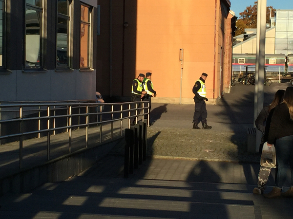 Poliser övervakar tingsrättens entré.