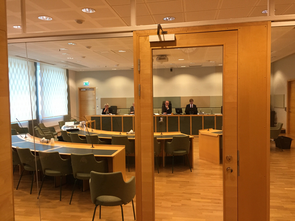 Alldeles strax återupptas rättegången. Den åtalade 36-åringen förs nu återigen in i salen i handbojor.