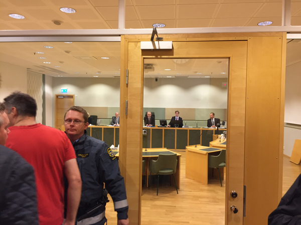 Nu blir vi insläppta i rättegångssalen. Strax inleds huvudförhandlingen.