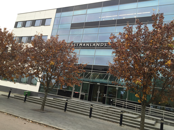 Det är lugnt utanför tingsrätten. Fler medier än åhörare är än så länge på plats.