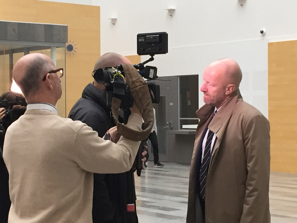 Målsägarbiträdet Johan Strömberg intervjuas.