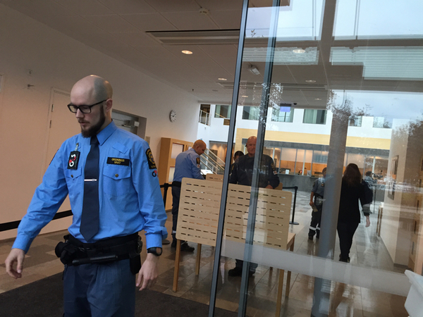 Alla ytterkläder och väskor gås i genom och alla som ska in i rättssalen måste passera en metalldetektor. Foto: SVT