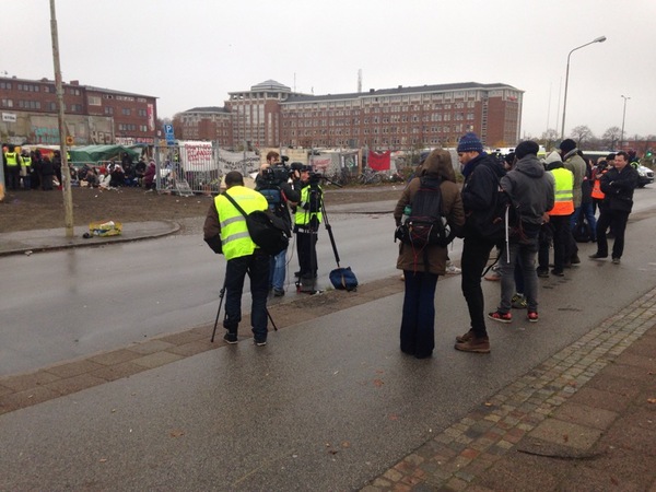 Alltså bara nyhetsmedier som släppts igenom avspärrningarna. Vi hänvisas dock till andra sidan vägen och tillåts inte gå in i lägret för att tala med de boende.