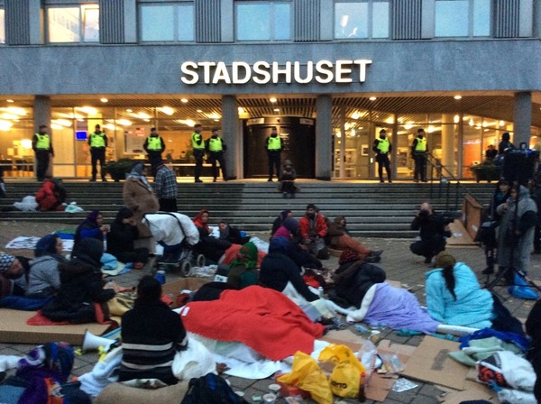 Mörkret lägger sig, stadshuset stänger och det händer inte så mycket mer här än att manifestationen fortsätter stilla och lugnt. Med det säger vi tack härifrån stadshuset i Malmö,