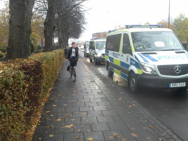 Polisen följer demonstrationståget bakifrån. Allt går fredligt tillväga.