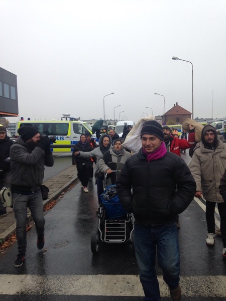 "Skam åt er!" ropar de boende i kör och passerar ut genom avspärrningarna.