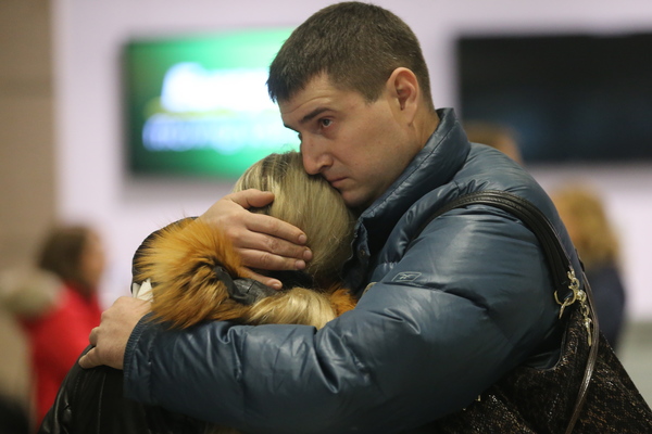 Anhöriga på flygplatsen Pulkovo i Sankt Petersburg förtvivlade i väntan på information om vad som har hänt de flera hundra ryska turister som fanns på det kraschade flygplanet. Foto: TT / Foto Alexander Demianchuk / ITAR-TASS