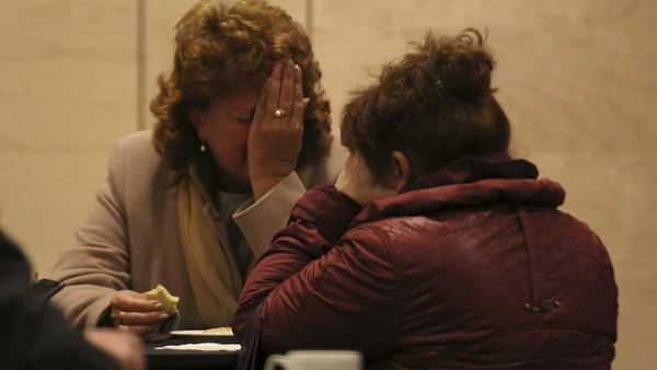 Sorg i St Petersburg. Anhöriga väntade på släktingar och vänner som aldrig kom fram. Foto: REUTERS/Peter Kovalev/TT