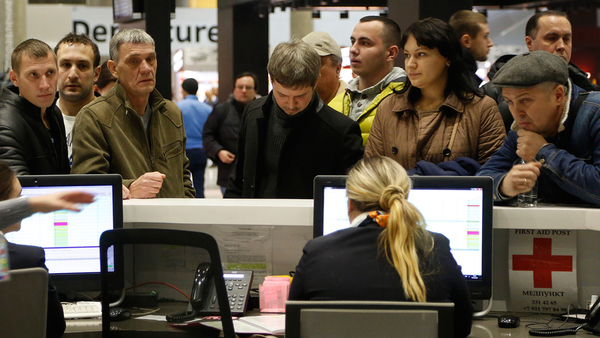 Många oroliga samlas vid flygbolaget Metrojets desk på flygplatsen i St Petersburg dit det kraschade planet var på väg.