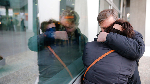 Anhöriga till passagerare på det ryska planet gråter på flygplatsen i St Petersburg dit planet skulle ha kommit.