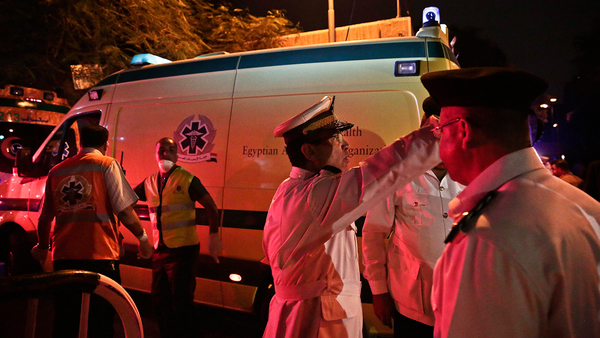 Kroppar från flygkraschen anländer till ett bårhus i Kairo. Foto: AP Photo/Nariman El-Mofty