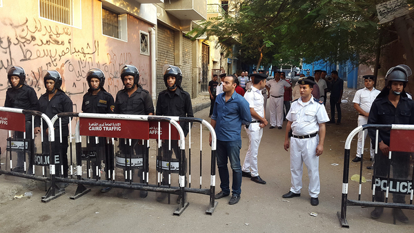 Säkerhetsstyrkor i Kairo står utanför ett bårhus i Kairo och väntar på att dödsoffer från flygkraschen i Sinai ska anlända. Foto: EPA/MOHAMMED HOSSAM (TT).