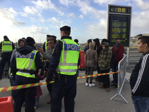 Här står passagerare från danmarkståget som har angett att de inte vill söka asyl i Sverige.
- De vill vidare till Norge, men det får de inte. Istället kommer vi att sätta dem på ett tåg tillbaka till Danmark, säger en polis.