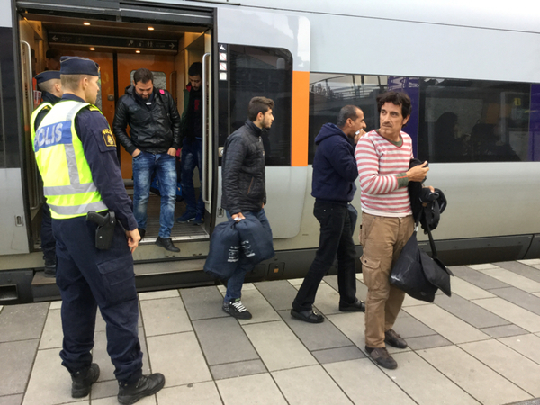 Polisen visar passagerarna som ombetts att kliva av tåget till en plats dit Migrationsverket ska ha bussar för transport till myndigheten.
- Det har dock inte fungerat helt. Det har inte kommit några bussar, så det är fullt med folk som står där och väntar, säger en polis som inte vill medverka med namn.