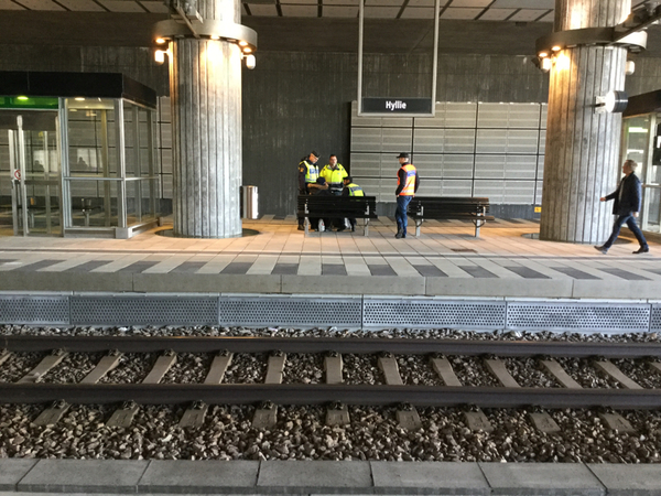 Polisen kommer tillsvidare att gå på tågen när de anländer till Hyllie och genomföra kontroller innan tåget får åka vidare. Här samtalar polisen med en kvinna som saknar id-handlingar.