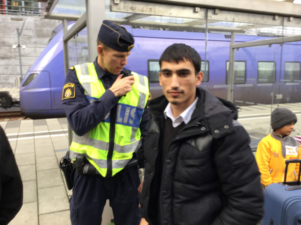 Bahir Sahak är en av dem som går av på Hyllie station.
- De säger att de kommer att hjälpa oss, säger han.