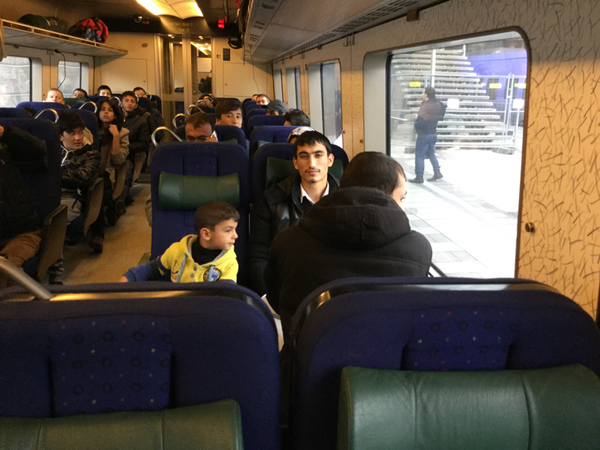 Bahir Sahak har flytt från Afghanistan. Han har varit på resande fot i 33 dagar. Han hade ingen aning om att Sverige har infört gränskontroller. Han har inga papper med sig och nu går polisen på tåget.