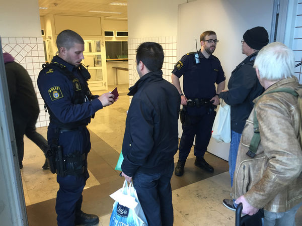 Polisen är på plats och kontrollerar pass vid färjorna i Helsingborg.