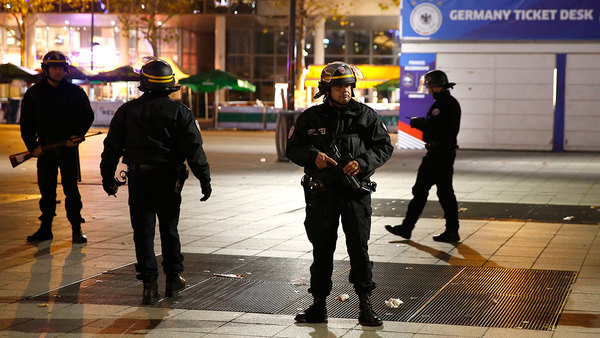 Polis utanför Stade de France. Foto: TT